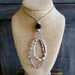 NECKLACE MODERN CONTEMPORARY FASHION SILVER TONE BLACK